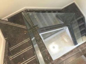 鋼化玻璃在武漢建材市場(chǎng)的多樣化應(yīng)用 從辦公室隔斷到陽光房背景墻